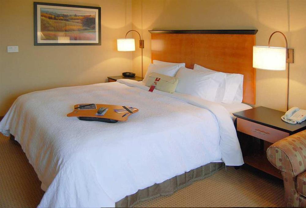 Hampton Inn & Suites Carson City Room photo